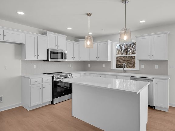 4th image of 1020 Blackstone Run