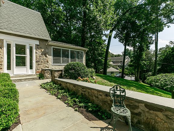 3rd image of 11 Tioga Ln