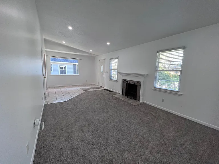 1008 Breton Rd SE — Photo 4