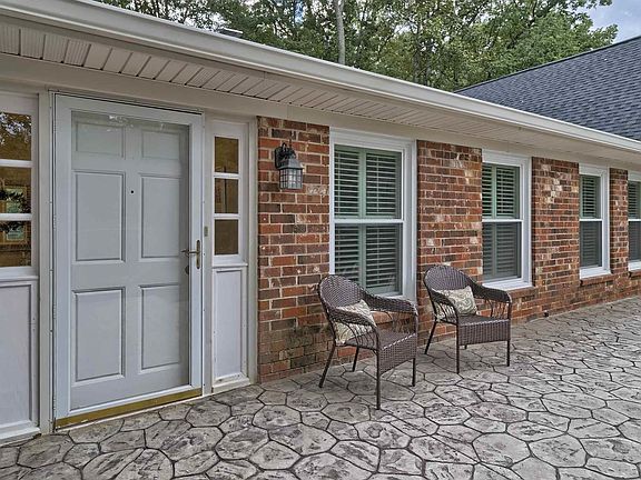 3rd image of 1070 Lakewood Dr