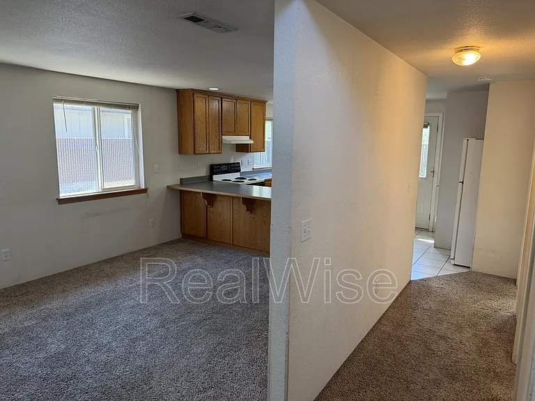 210 3rd St #B — Photo 6