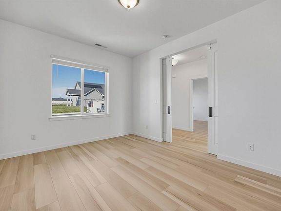 3rd image of 128 Scott Rd