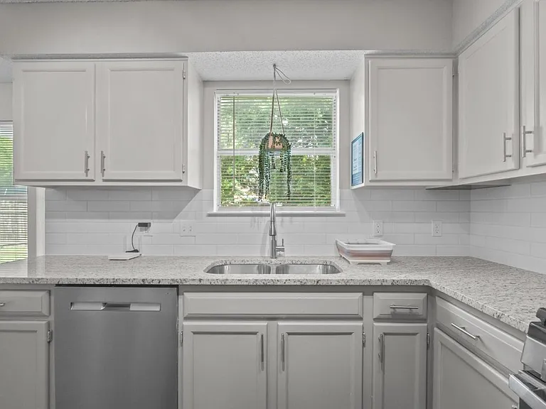 406 Oakcrest Dr — Photo 13