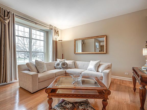 5th image of 383 Colonial Dr