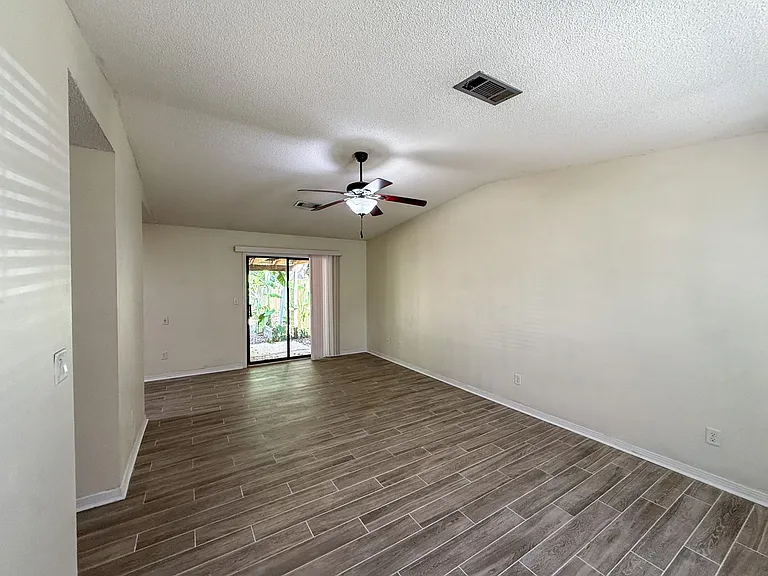 1035 Peakview Dr — Photo 3