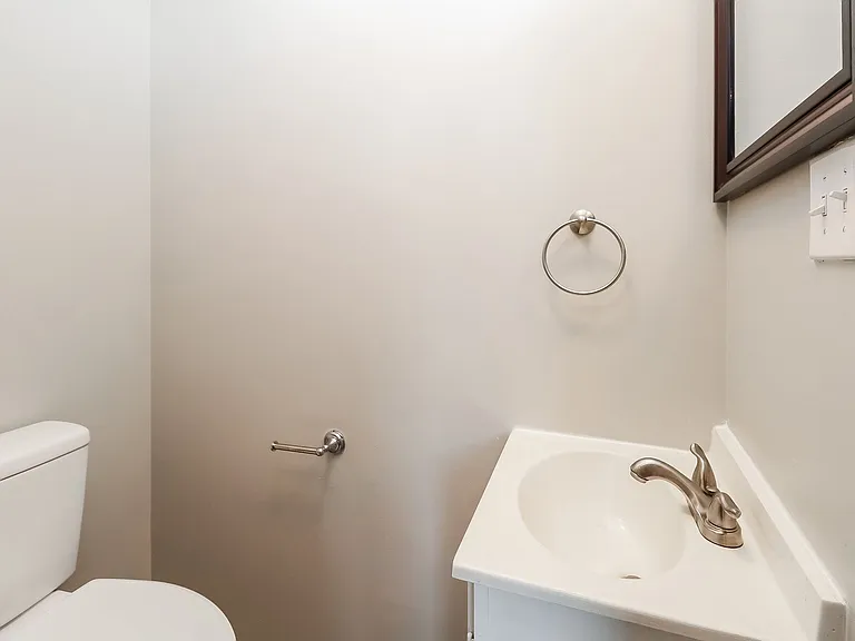 1588141_028_bathroom_13309395.jpg