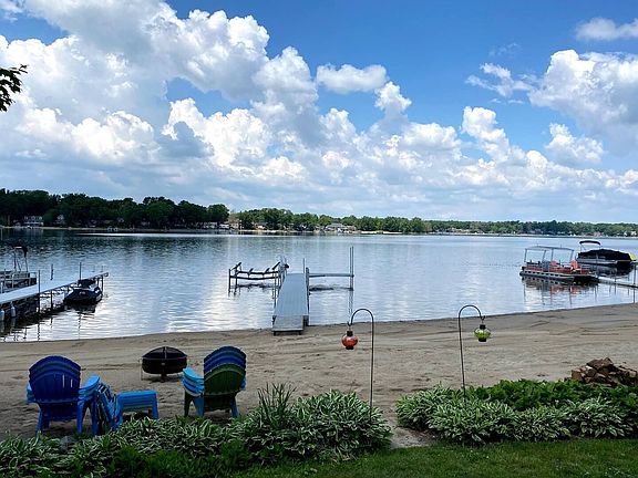 2nd image of 2595 Lake Shore Dr