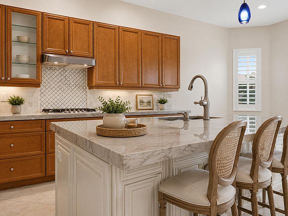 5th image of 116 NW Summerville Court