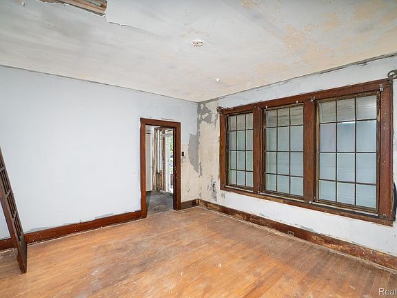 4th image of 612 Lakewood St