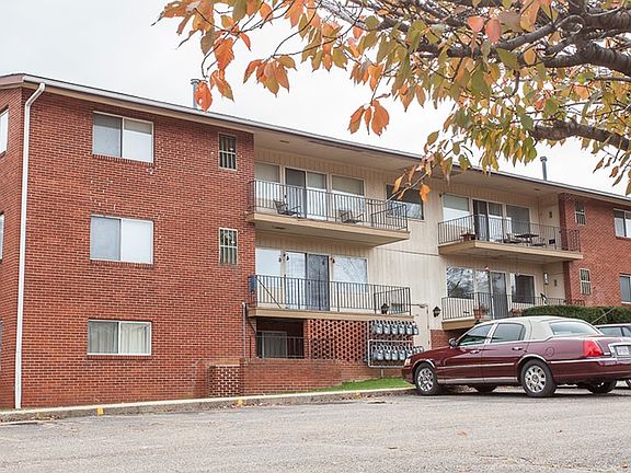2nd image of 204 Governors Ln APT 7