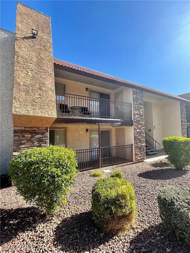 2 bed, 1.0 bath, 816 sqft, $1,200 — Photo 1