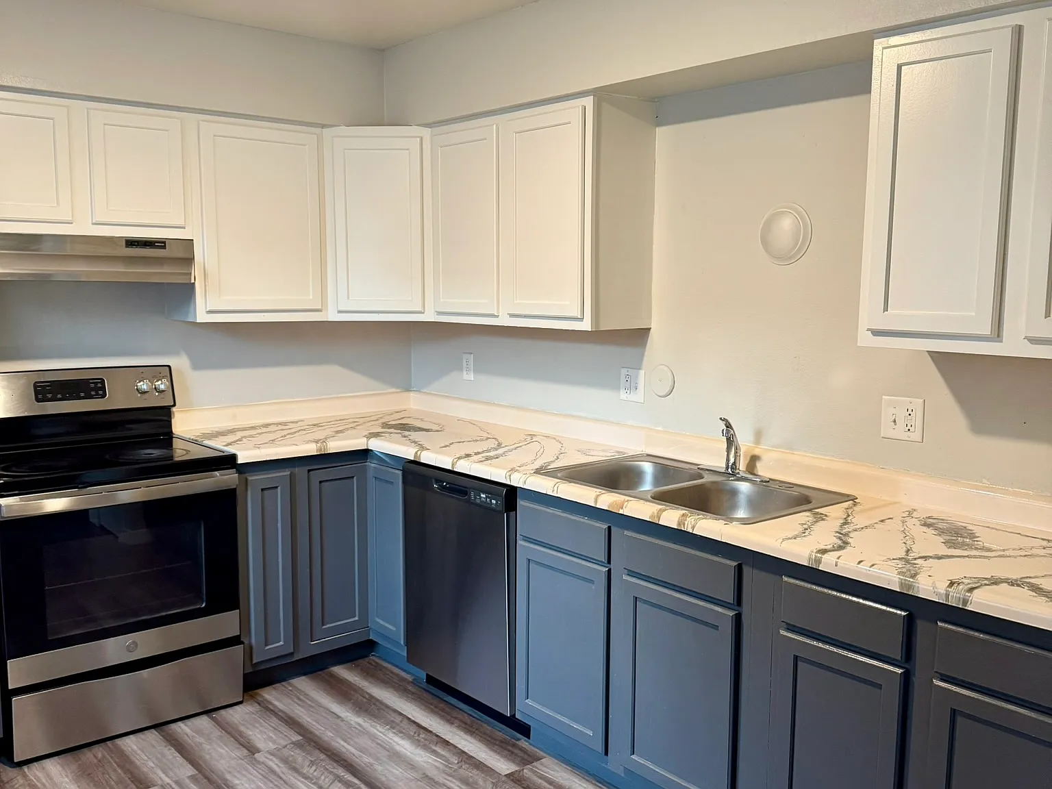 4 bed, $2,199 — Photo 2