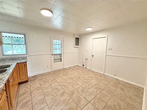 5th image of 360 Crestwood Dr