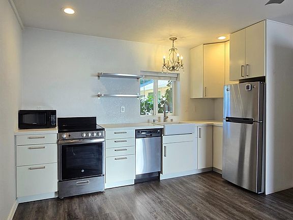 3rd image of 480 Meadowview Dr APT A