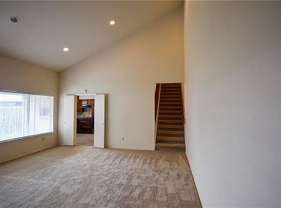 4th image of 339 Towne House Ln