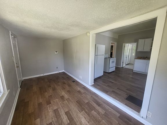 3rd image of 826 Gracey Ave