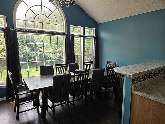 4th image of 704 Brookside Ln