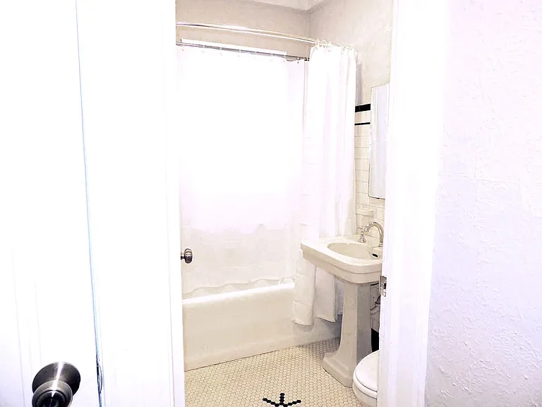 Lee-Yorkshire Apartments — Photo 7