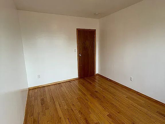 3rd image of 528 40th St #3