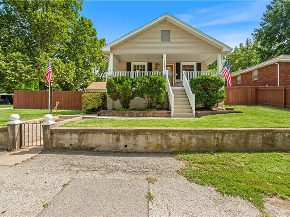 11407 Burton St, Sugar Creek, MO 64054