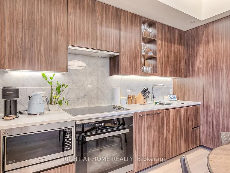 95 McMahon Dr #511 — Photo 10