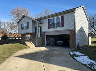 8 Sandhurst Ct, Streamwood, IL 60107