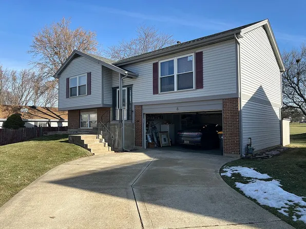 8 Sandhurst Ct, Streamwood, IL 60107