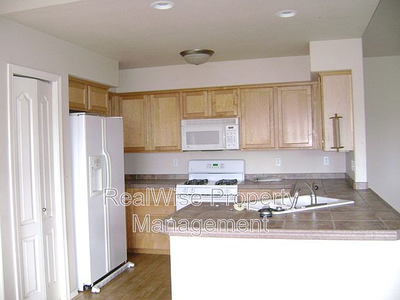 4th image of 790 NE Quince Ave