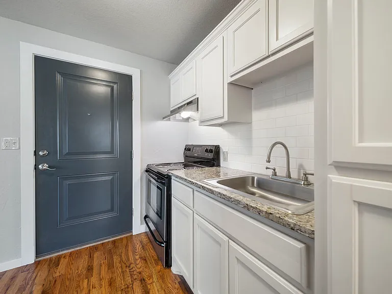 Coliseum Apartments — Photo 6