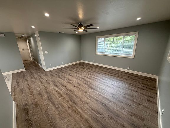 5th image of 956 Castlewood Dr #3