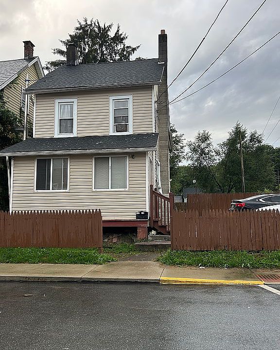 2nd image of 129 N 1st St