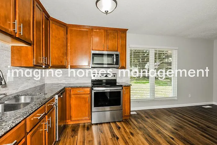 2717 Greenleaf Dr — Photo 4