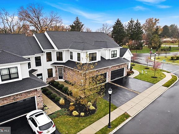 3rd image of 4 Dogleg Ln