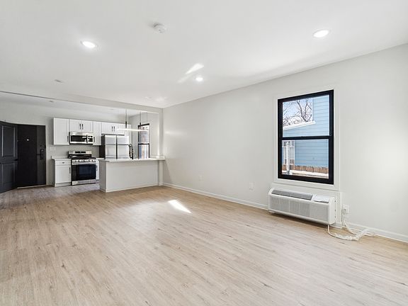 5th image of 124-128 Putnam St #1
