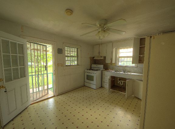 5th image of 315 Lozano Ln