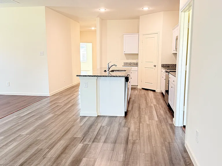 717 Yorkshire Dr — Photo 5