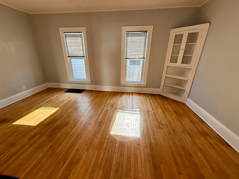 115 Flower Ave W #1 — Photo 9