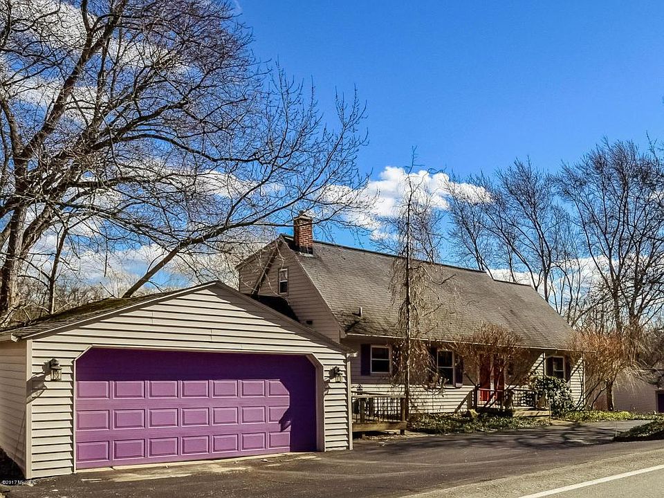 1st image of 2920 Grand River Dr NE