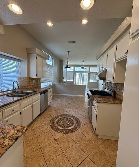 7878 Pineridge Ct — Photo 8