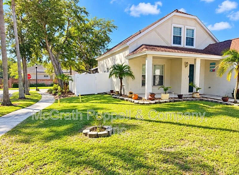 4 bed, 2.0 bath, 1438 sqft, $2,600 — Photo 4