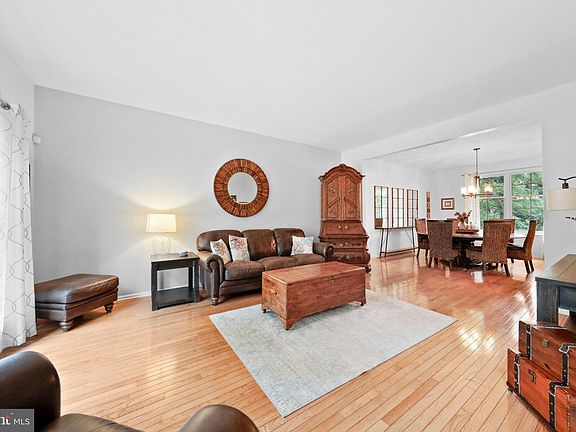 5th image of 6 Armitage Ct