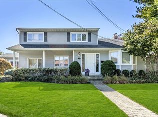 42 Manetto Hill Rd, Plainview, NY 11803