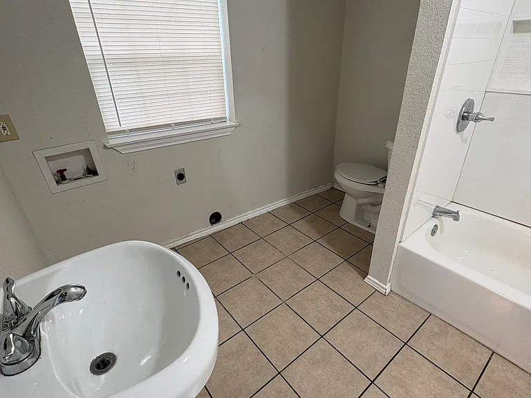 313 N Flat St — Photo 8