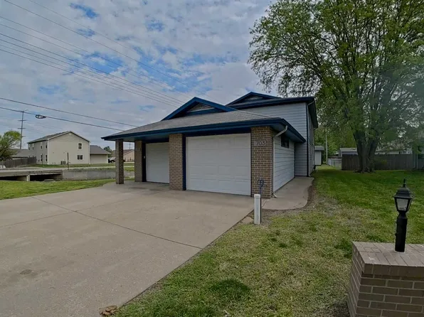 703 Mission Ave, Manhattan, KS 66502