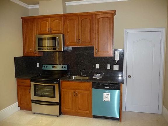 2nd image of 738 Washington St APT 2