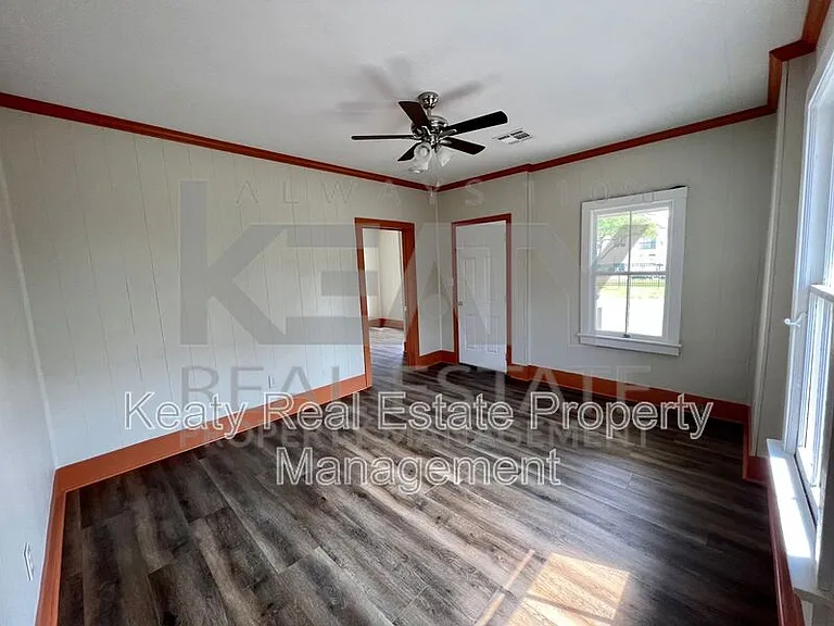 510 Lamar St — Photo 3