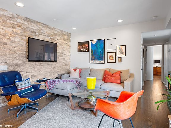 2nd image of 2045 N Larrabee St #208