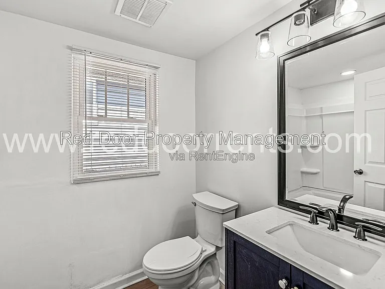 1037 W 30th St — Photo 14