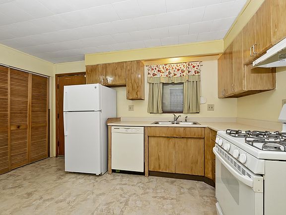 3rd image of 14731 Dorchester Ave
