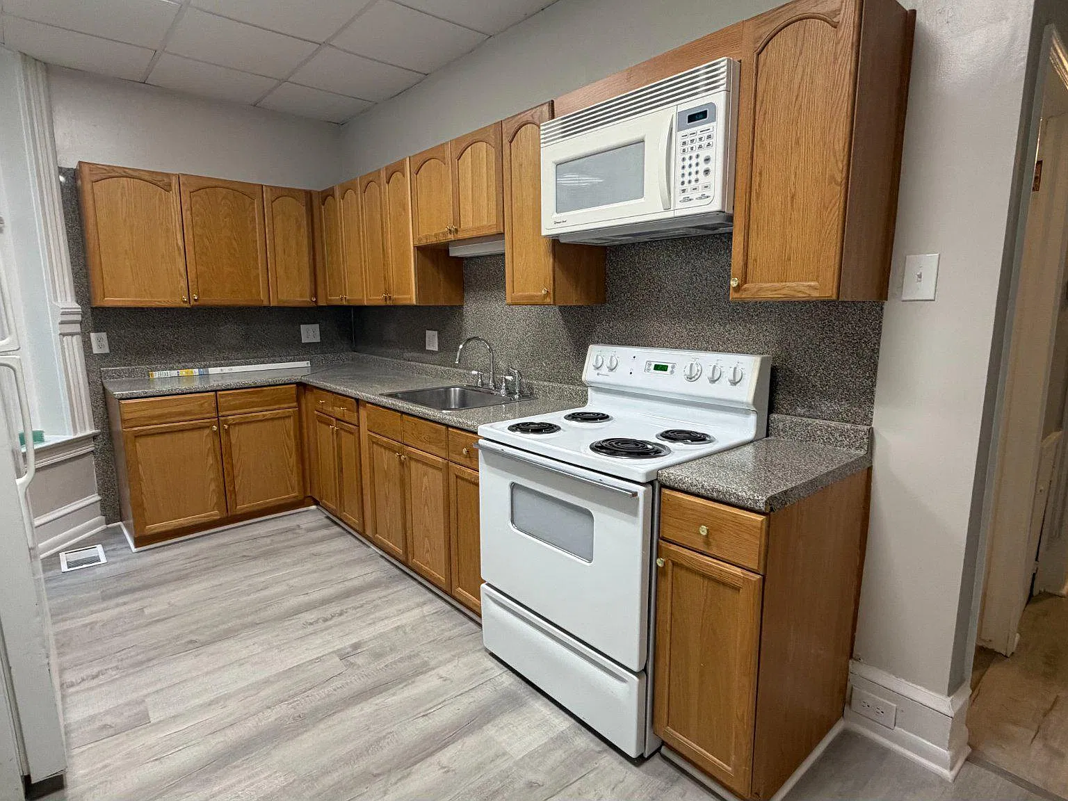 2 bed, 1.0 bath, 4044 sqft, $1,750 — Photo 3